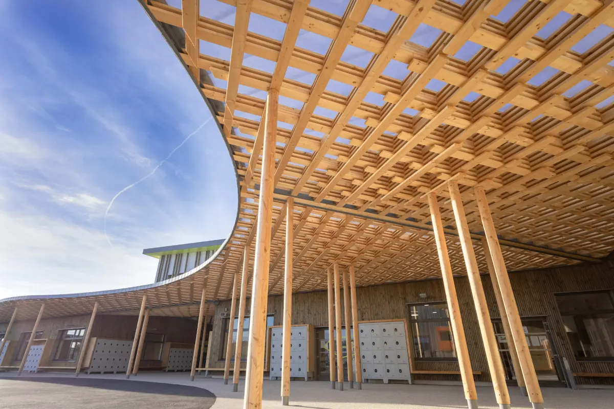 Réalisation MS BOIS au collège du Chéran, structure architecturale en bois mettant en œuvre des solutions de construction durable