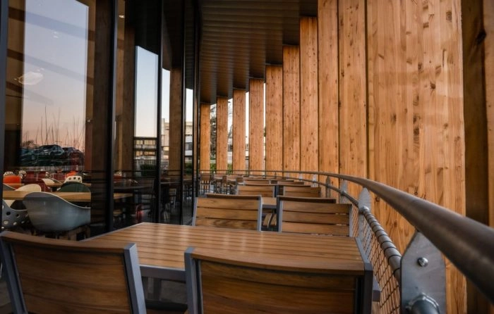 Réalisation MS BOIS pour le restaurant Intersport, aménagement architectural en bois alliant design, durabilité et performance constructive
