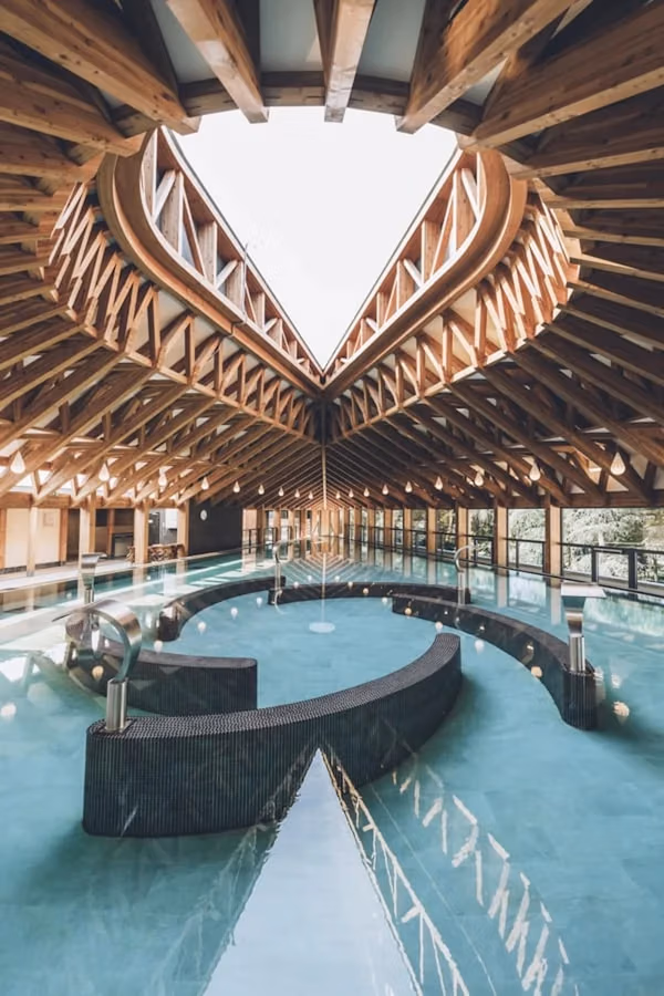 Réalisation MS BOIS aux thermes de Vals-les-Bains, structure intérieure en bois lamellé-collé combinant performance architecturale et durabilité