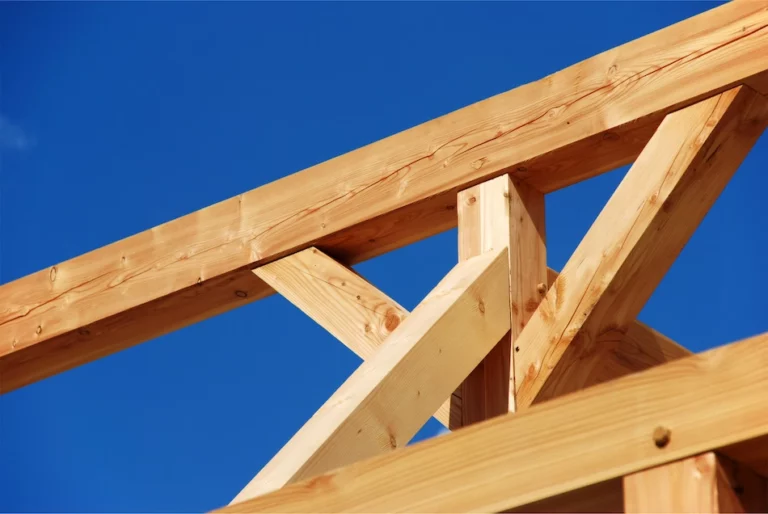Charpente bois MS BOIS, assemblage structurel en bois massif destiné à la construction et à la couverture de bâtiments